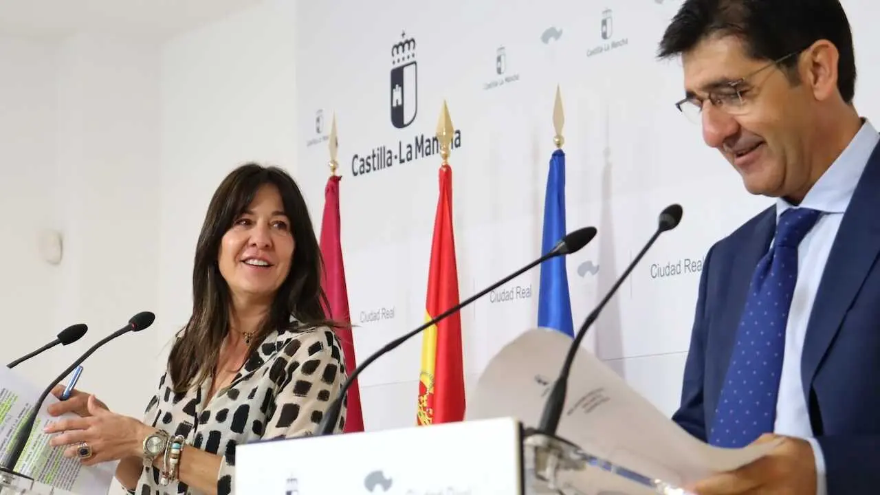 La delegada de la Junta en la provincia de Ciudad Real, Blanca Fernández, y el vicepresidente segundo, José Manuel Caballero, durante la rueda de prensa que han ofrecido