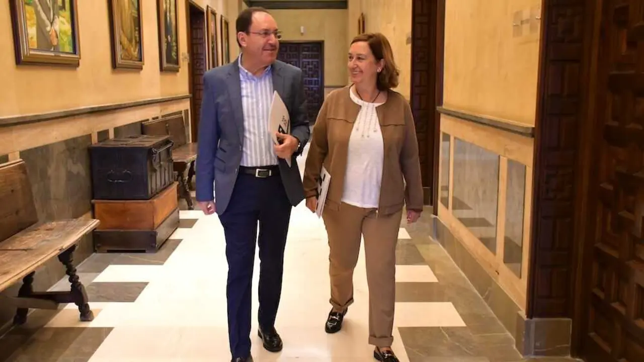 Jesús Guerrero y Concepción Cedillo en los pasillos de la Diputación de Toledo