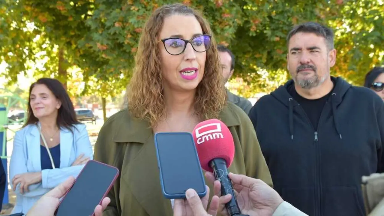 La secretaria de Política Municipal del PSOE de Castilla-La Mancha y consejera de Igualdad, Sara Simón, atendiendo a los medios este sábdo en Marchamalo (Guadalajara)
