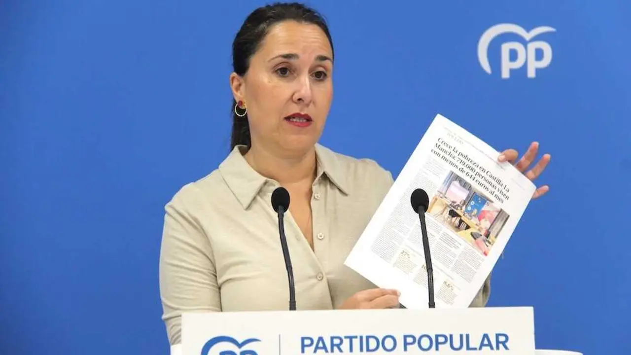 La portavoz del Partido Popular de Castilla-La Mancha, Alejandra Hernández, durante la rueda de prensa que ha ofrecido este sábado en la sede de los 'populares' en Toledo