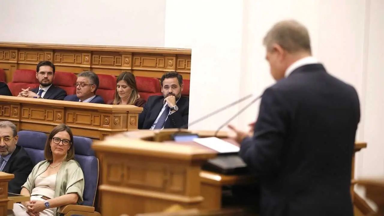 El presidente de Castilla-La Mancha, Emiliano García-Page, interviene en el Debate del Estado de la Región ante la atenta mirada del líder del Grupo Parlamentario Popular, Paco Núñez.