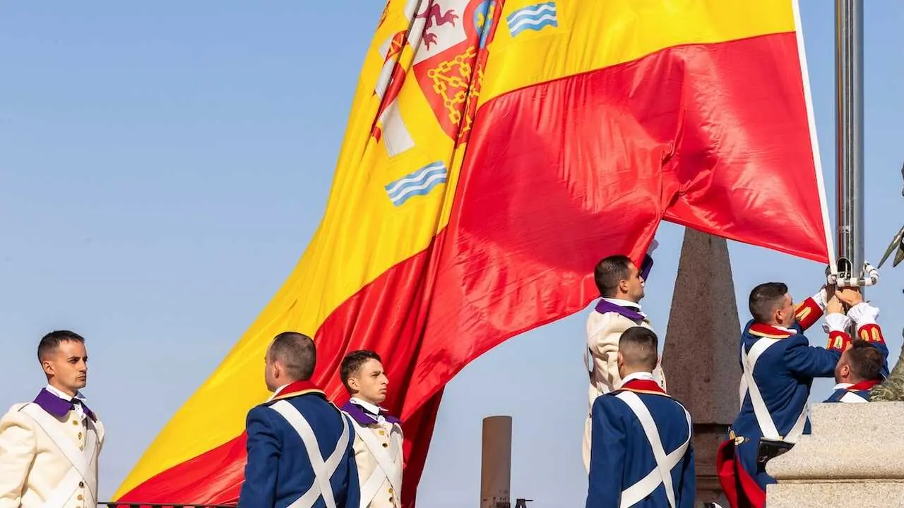 Acto de relevo de la guardia en el Alcázar Real de Toledo a cargo del Regimiento de Infantería Inmemoria del Rey n.º 1, con sede en el Cuartel General del Ejército, en Madrid, con uniforme de la época del reinado de Carlos III - EFE/Ángeles Visdómine