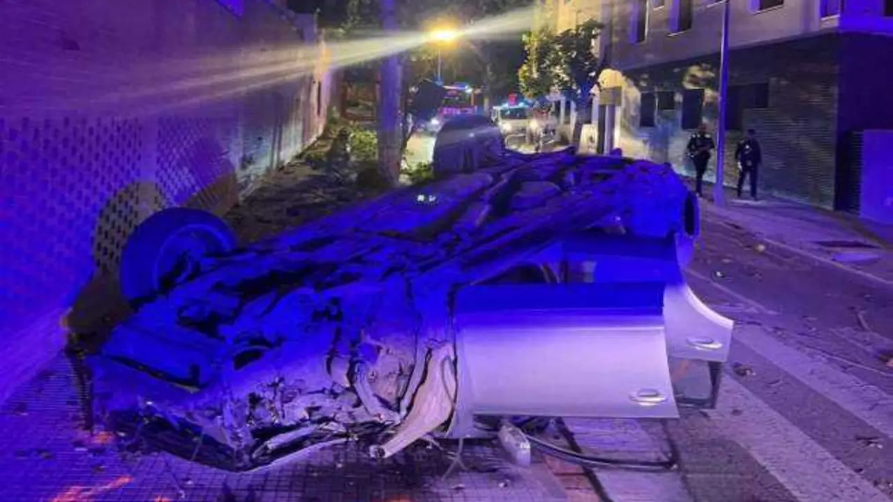 Un accidente deja al menos un herido grave al empotrarse un coche contra un muro
