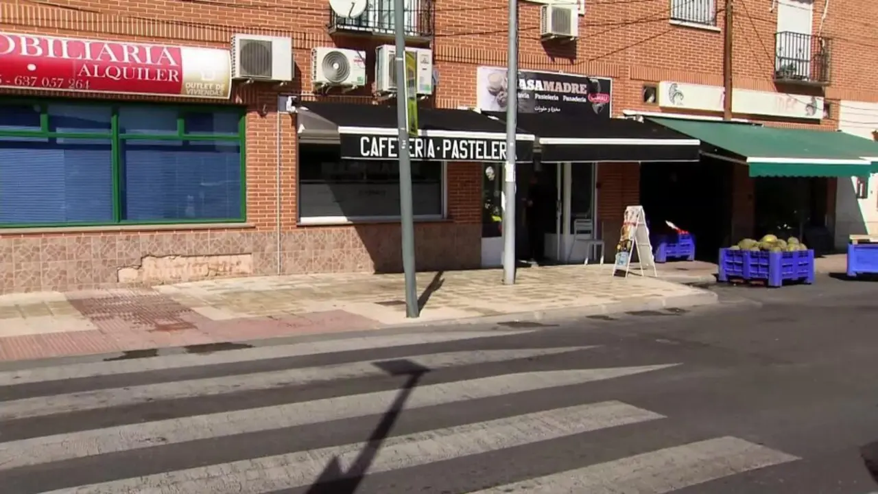 Seis heridos al colisionar un coche contra la terraza de una cafetería en Fuensalida (Toledo) - Fotografía del lugar del suceso: CMM
