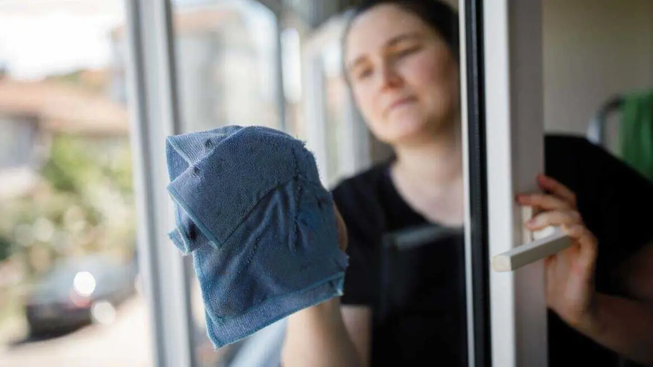 Más de 1,3 millones de mujeres extranjeras trabajan en España, la mitad en 4 provincias, empleada del hogar, limpiadora, trabajadora,