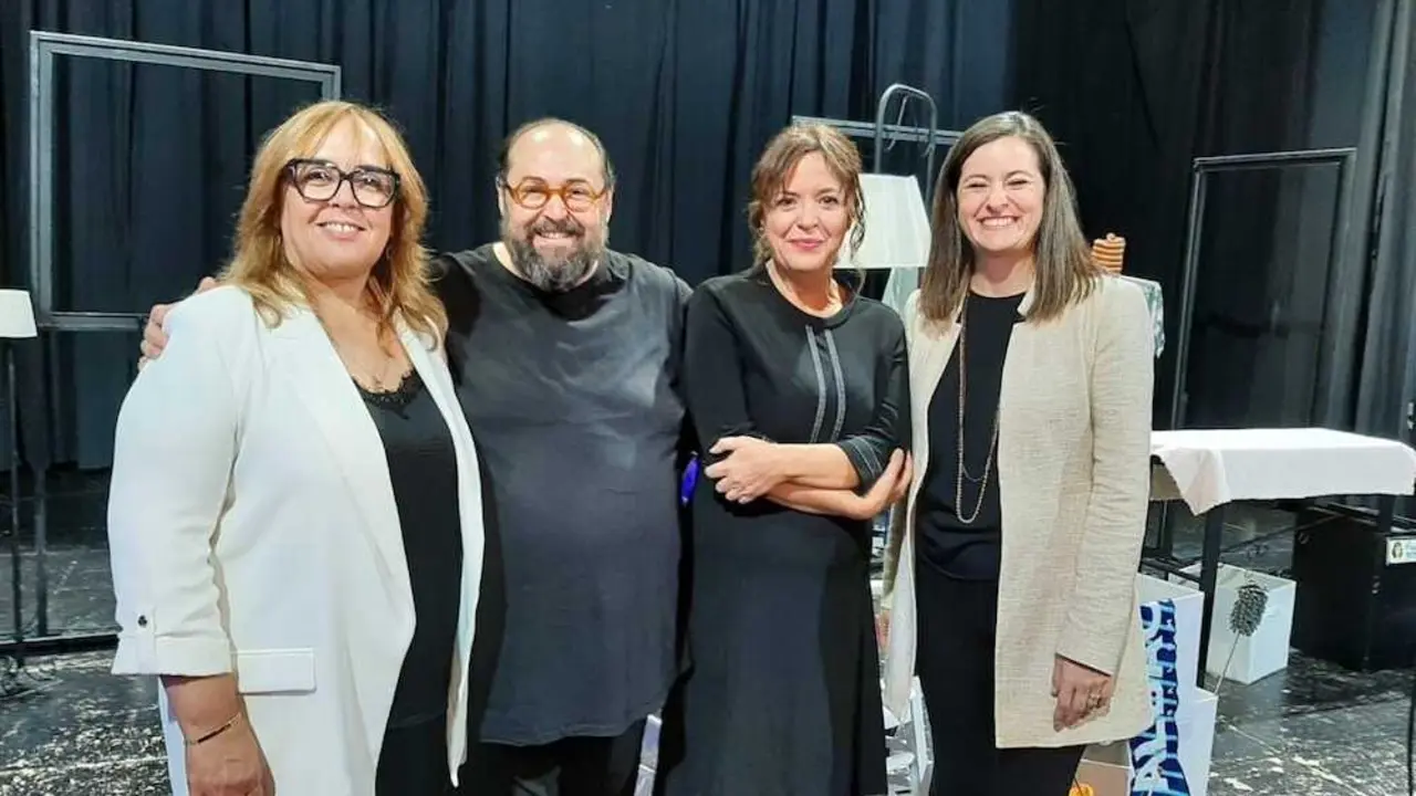 La viceconsejera de Cultura y Deportes, Carmen Teresa Olmedo, este sábado en la representación de la obra de teatro ‘Rota’ en Campo de Criptana (Ciudad Real)