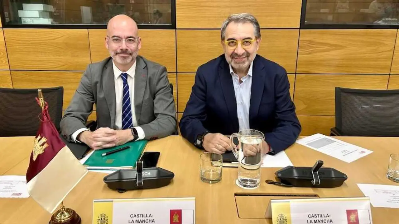 El director general de RRHH del Sescam, Iñigo Cortázar, en una imagen de archivo junto al consejero de Sanidad, Jesús Fernández Sanz