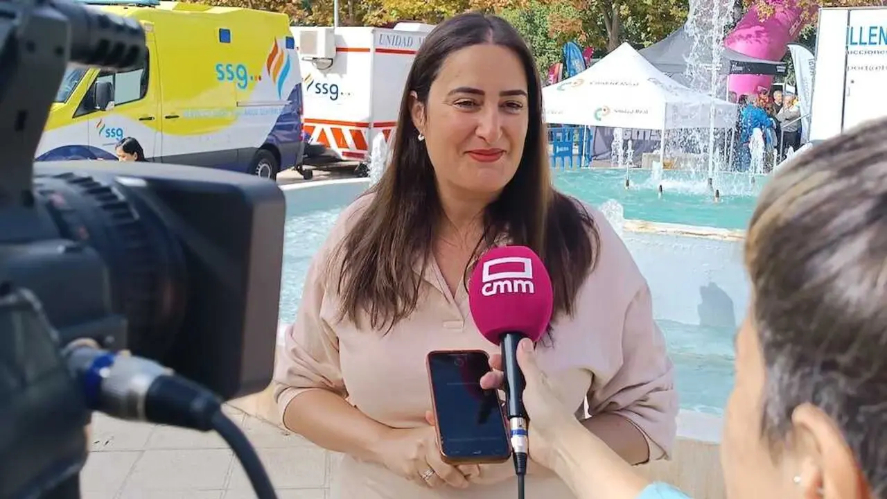 La diputada nacional del PSOE por Ciudad Real, Cristina López Zamora, atendiendo a los medios de comunicación este domingo en la capital ciudadrealeña