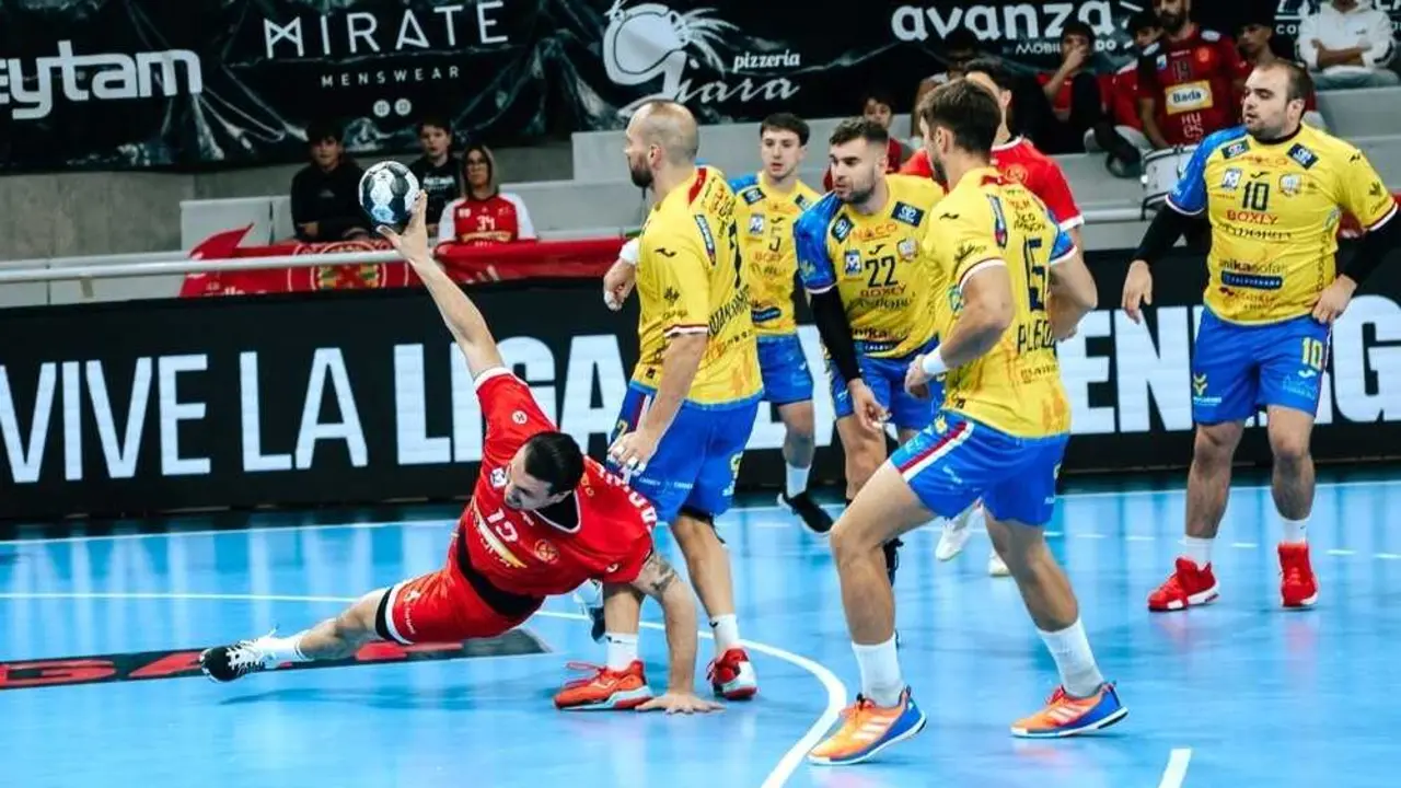 El BM Caserío arranca un punto de oro en Huesca tras un final de infarto (29-29) - Fotografía: Bada Huesca