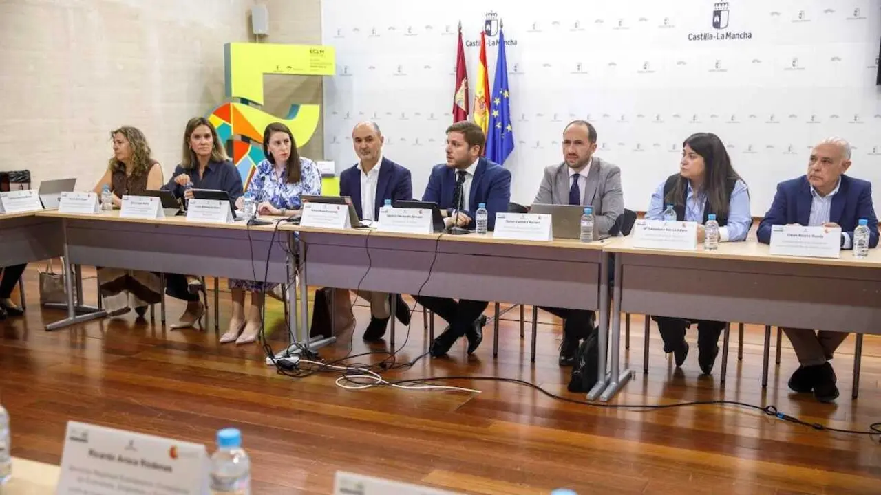 El consejero de Fomento, Nacho Hernando, ha presentado ante los agentes sociales y junto con los cuatro directores generales de la Consejería, el Eje 4 del Pacto ‘Castilla-La Mancha Horizonte 2030’ dedicado a la cohesión territorial