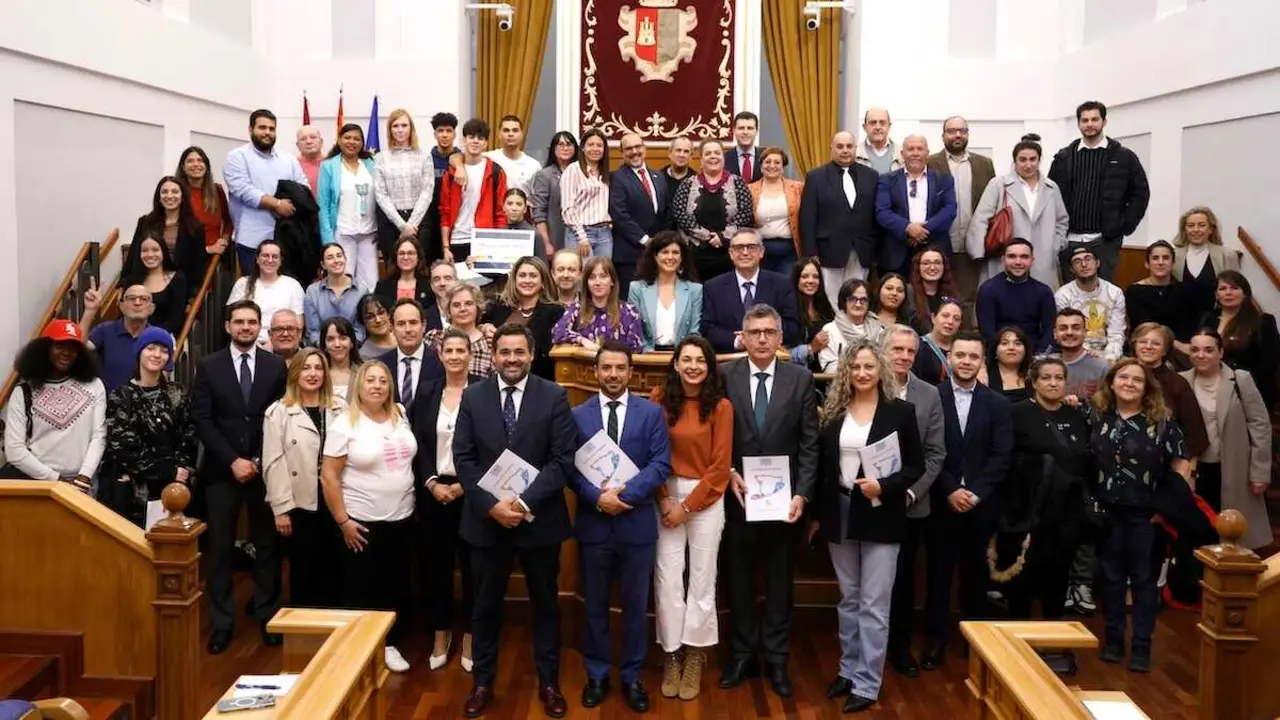 Imagen de familia del acto celebrado en las Cortes de Castilla-La Mancha con motivo del Día Internacional para la Erradicación de la Pobreza