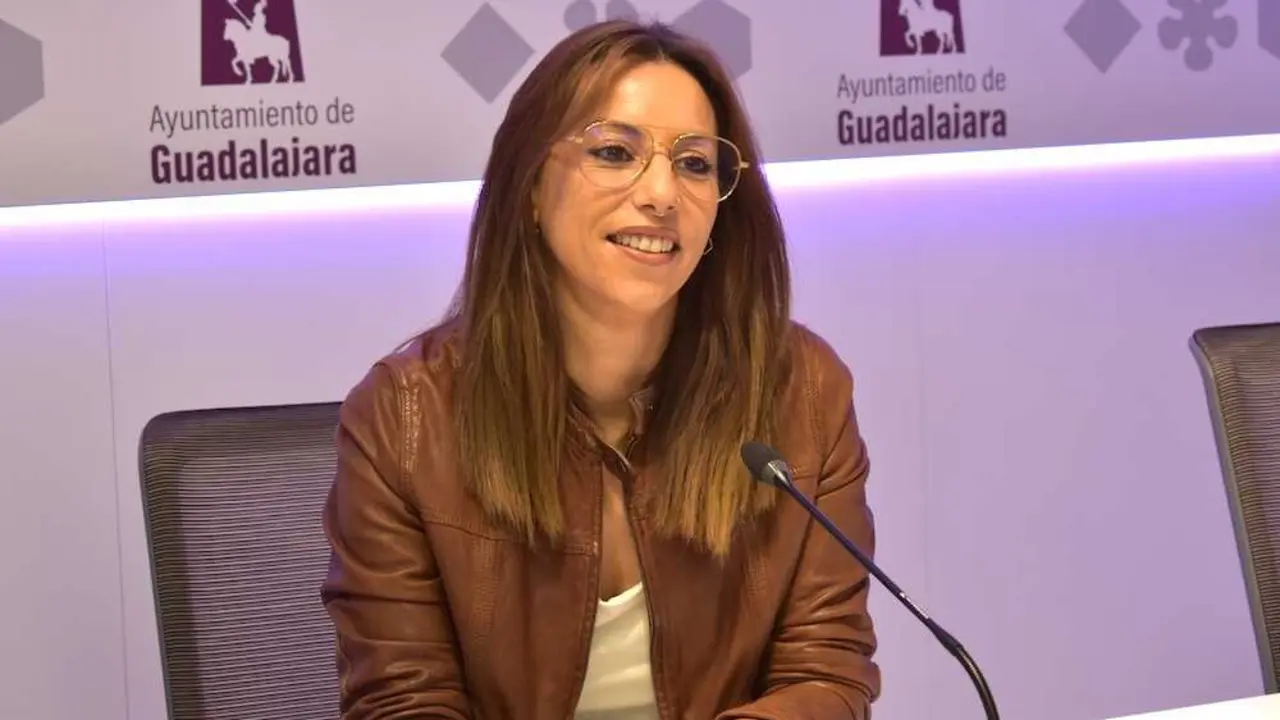La portavoz del PSOE en el Ayuntamiento de Guadalajara, Lucía de Luz, durante la rueda de prensa que ha ofrecido en el Consistorio