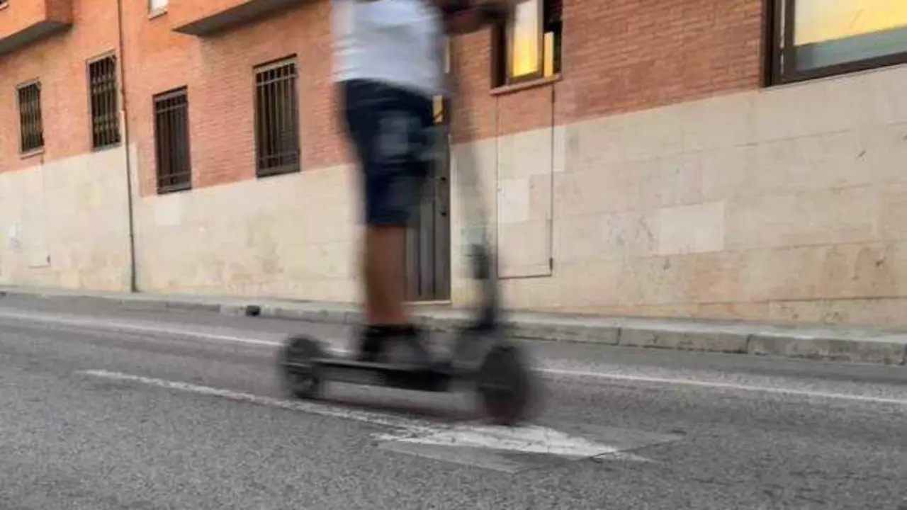 Un chico se cae con el patinete y hiere a cuchilladas al joven que iba ayudarlo