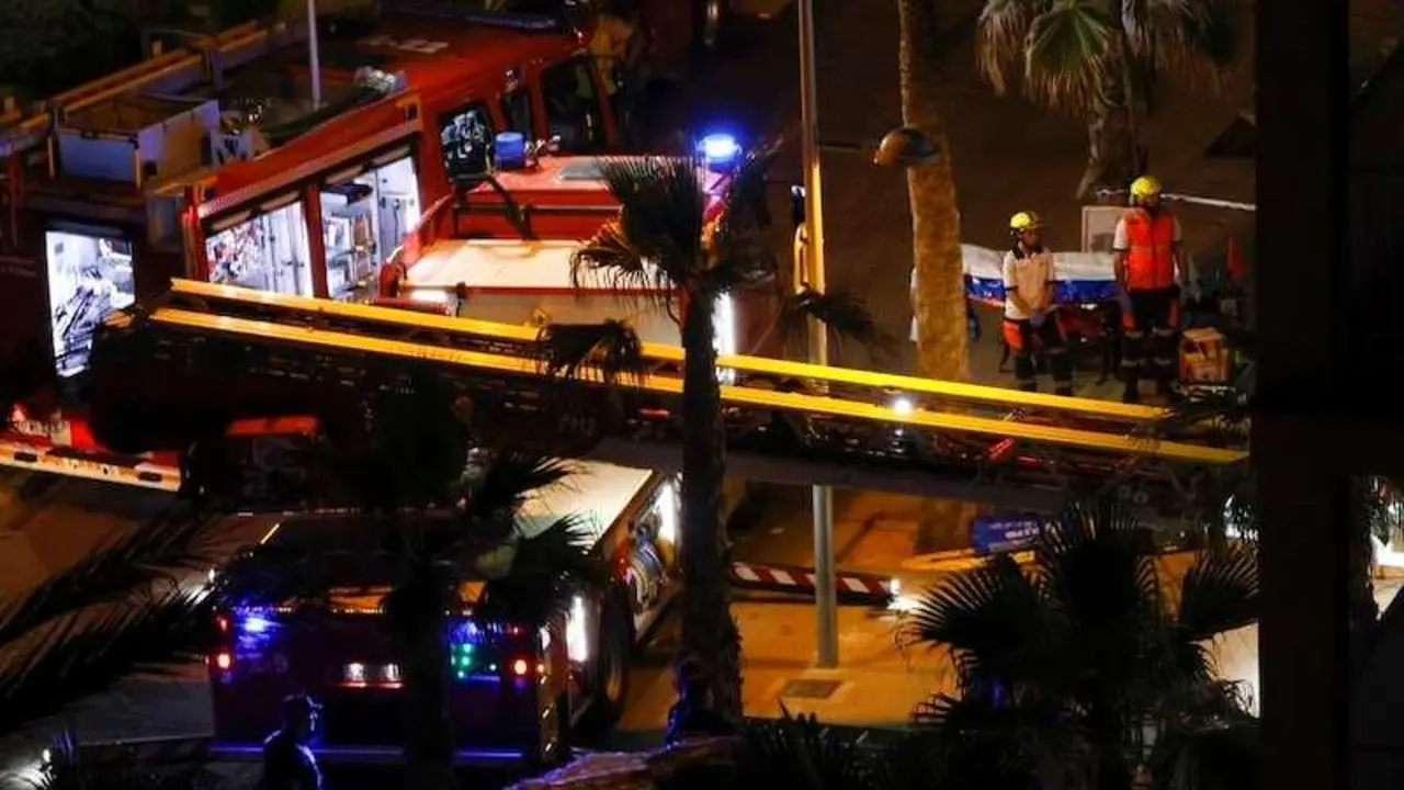 En la imagen de archivo efectivos de emergencias y bomberos movilizados ante un derrumbe, explosión, incendio,