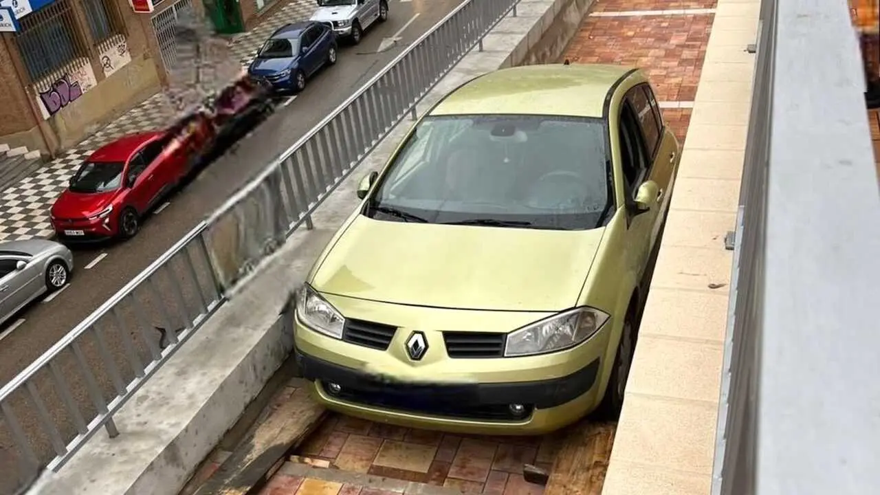 Un vehículo queda encajonado tras introducirse en una calle peatonal de Cuenca