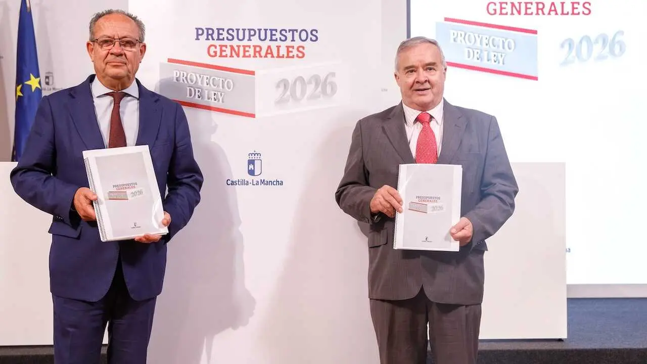 El consejero de Hacienda, Administraciones Públicas y Transformación Digital, Juan Alfonso Ruiz Molina (i), ha presentado el Proyecto de Ley de Presupuestos Generales de Castilla-La Mancha para 2026