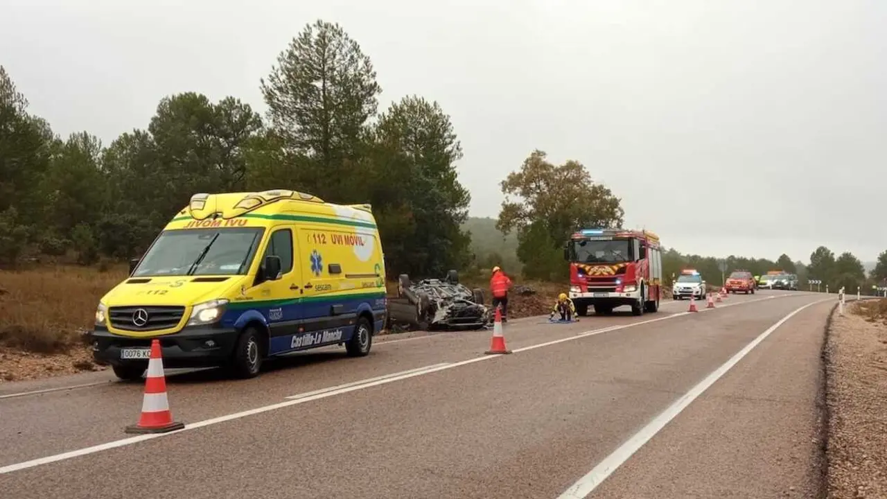 Heridos una mujer y un hombre tras salirse de la vía y volcar su coche en Fuentes (Cuenca), accidente de tráfico, choque, colisión, salida de vía, volcado,