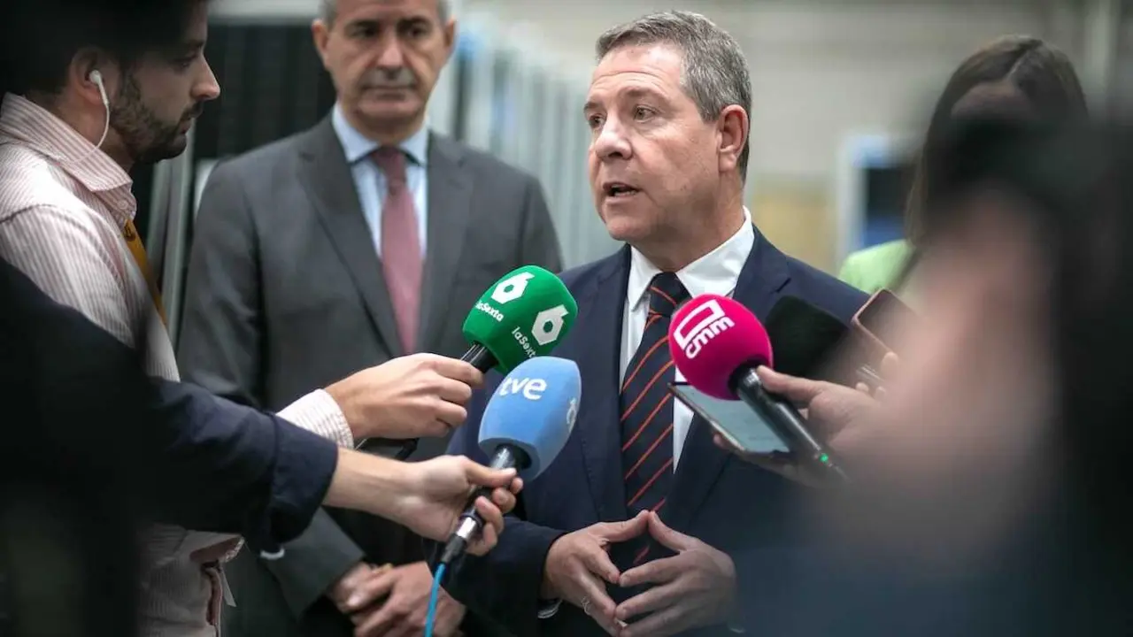 El presidente de Castilla-La Mancha, Emiliano García-Page, atendiendo a los medios de comunicación este martes en Villarrubia de Santiago (Toledo)
