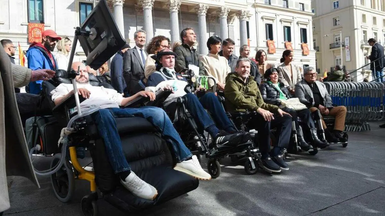 Gobierno y CCAA financiarán ayudas de hasta 10.000 euros al mes para enfermos de ELA