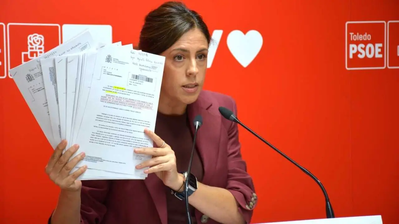 La portavoz del PSOE en el Ayuntamiento de Toledo, Noelia de la Cruz, durante la rueda de prensa que ha ofrecido este martes