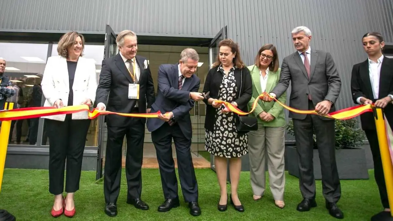 El presidente de Castilla-La Mancha, Emiliano García-Page, ha inaugurado en Villarrubia de Santiago (Toledo), la fábrica Nomad Solar Industries, ubicada en el polígono industrial ‘El Llano’