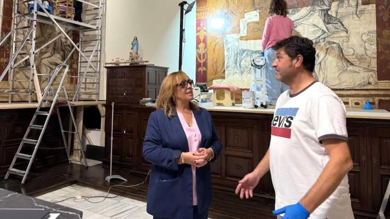 La viceconsejera de Cultura y Deportes de Castilla-La Mancha, Carmen Teresa Olmedo, visitando la restauración de las grisallas de la sacristía de la Catedral de Albacete
