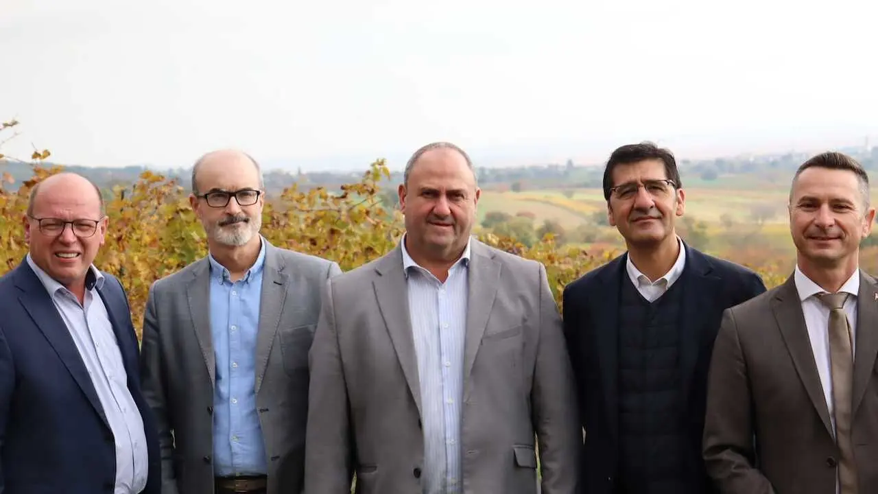 El vicepresidente segundo del Gobierno de Castilla-La Mancha, José Manuel Caballero, y el consejero de Agricultura, Ganadería y Desarrollo Rural, Julián Martínez Lizán, intervienen en la sesión del Intergrupo del Vino del Comité Europeo de las Regiones
