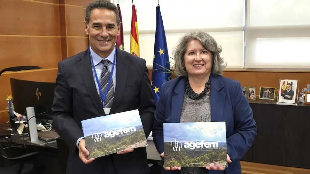 El presidente de Agefem, Juan Antonio Gómez-Pintado, y la consejera de Desarrollo Sostenible de Castilla-La Mancha, Mercedes Gómez