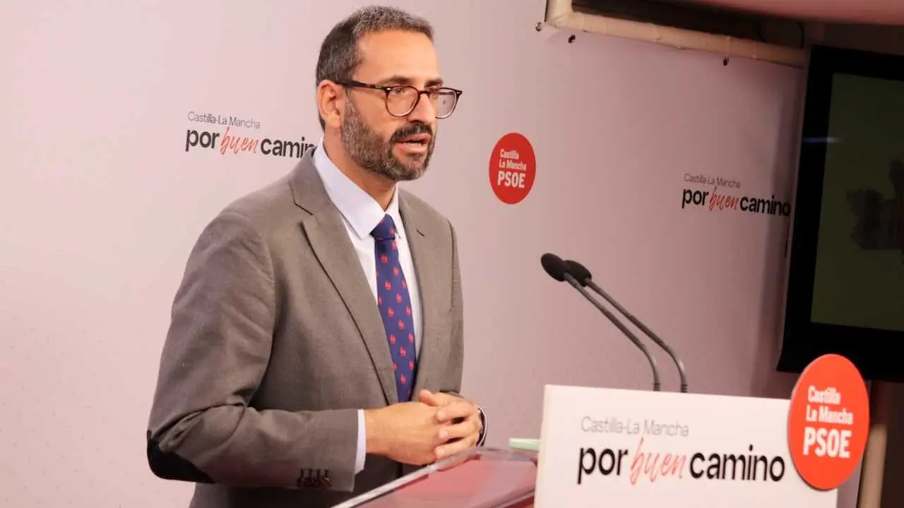 El secretario de Organización del PSOE de Castilla-La Mancha y diputado nacional, Sergio Gutiérrez, durante la rueda de prensa que ha ofrecido