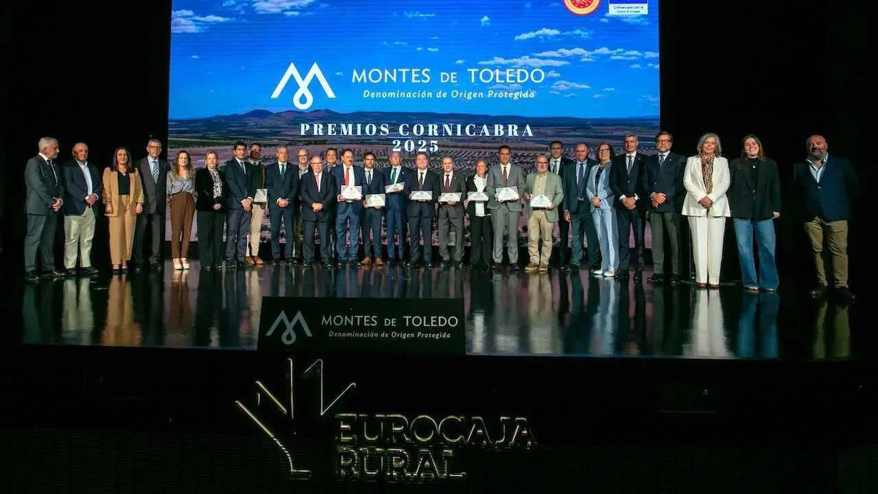 El presidente de Castilla-La Mancha, Emiliano García-Page, ha presidido en la sede de Eurocaja Rural, en Toledo, la celebración del 25º aniversario de la D.O.P. ‘Montes de Toledo’ y la entrega de los Premios ‘Cornicabra 2025’