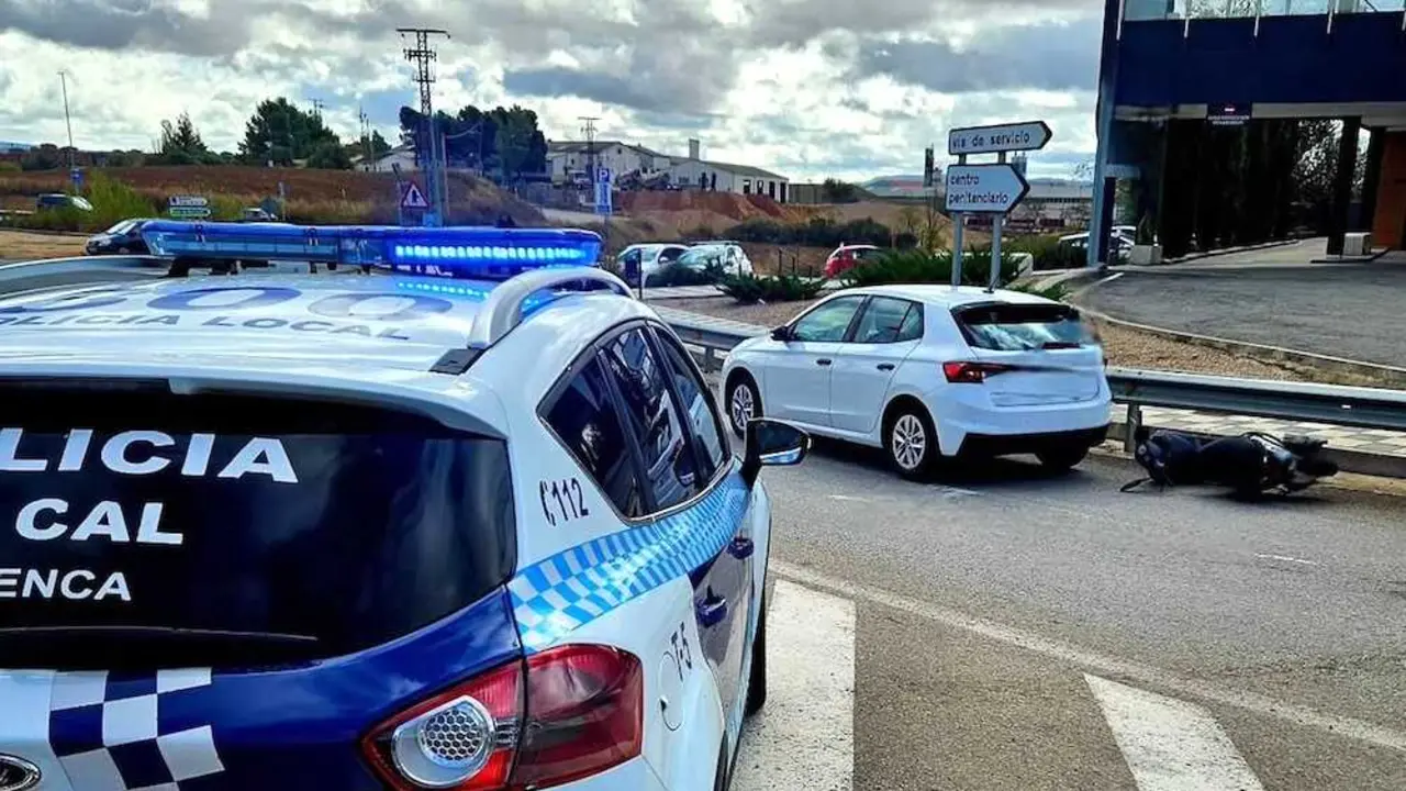 Trasladado al hospital un conductor tras chocar un turismo y una moto en Cuenca