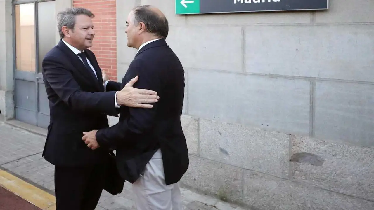 El secretario de Estado de Transportes y Movilidad Sostenible, José Antonio Santano, y el alcalde de Talavera, José Julián Gregorio