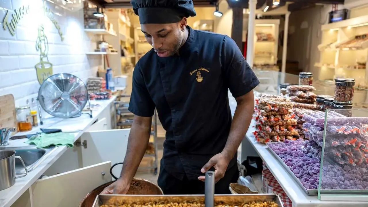 Un joven extranjero trabajando este viernes en una confitería de la ciudad de Toledo - EFE/Ismael Herrero, empleo, EPA, trabajo, trabajador, mercado laboral, trabajadores, paro, autónomos, empleado, comercio, desempleo, extranjeros,&nbsp;