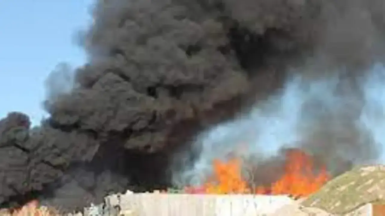 Imagen de archivo de un incendio en la planta de residuos de Alcázar de San Juan (Ciudad Real)