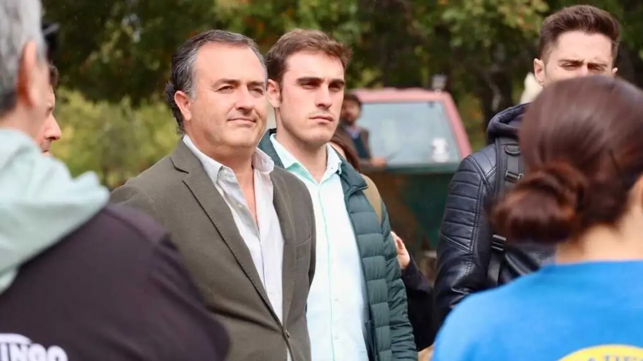 El presidente del Grupo Parlamentario Vox en las Cortes de Castilla-La Mancha, David Moreno, durante la visita que ha realizado a una explotación ganadera de Guadalajara