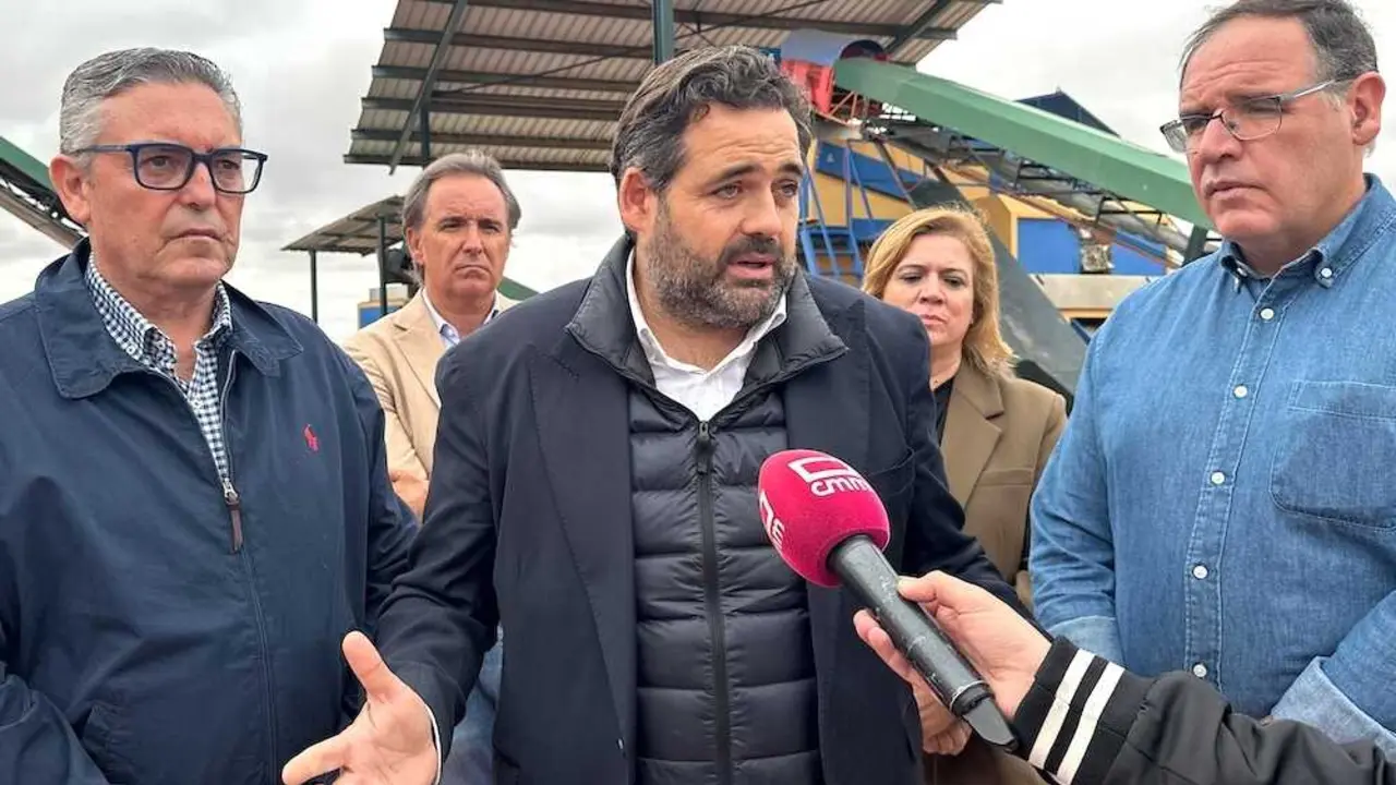 El presidente del PP de Castilla-La Mancha, Paco Núñez, atendiendo a los medios de comunicación en su visita a la Almazara de Puebla de Almenara (Cuenca)