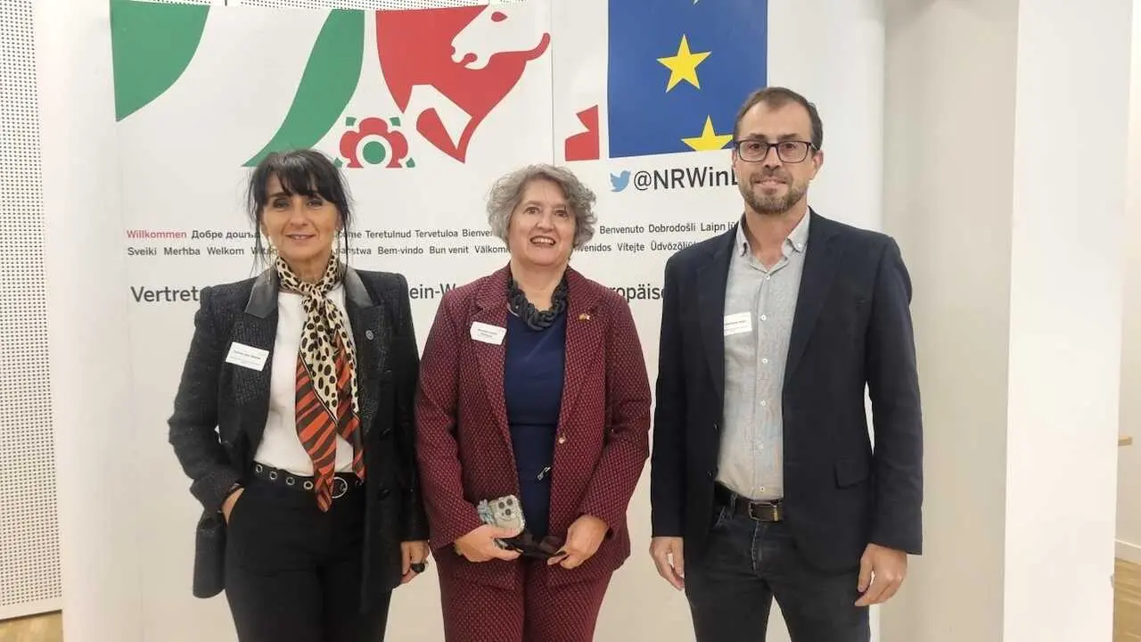 El viceconsejero de Medio Ambiente, José Almodóvar (d), ha intervenido en el encuentro acompañado por la consejera de Desarrollo Sostenible, Mercedes Gómez (c), y la directora general de Medio Natural y Biodiversidad, Susana Jara (i)