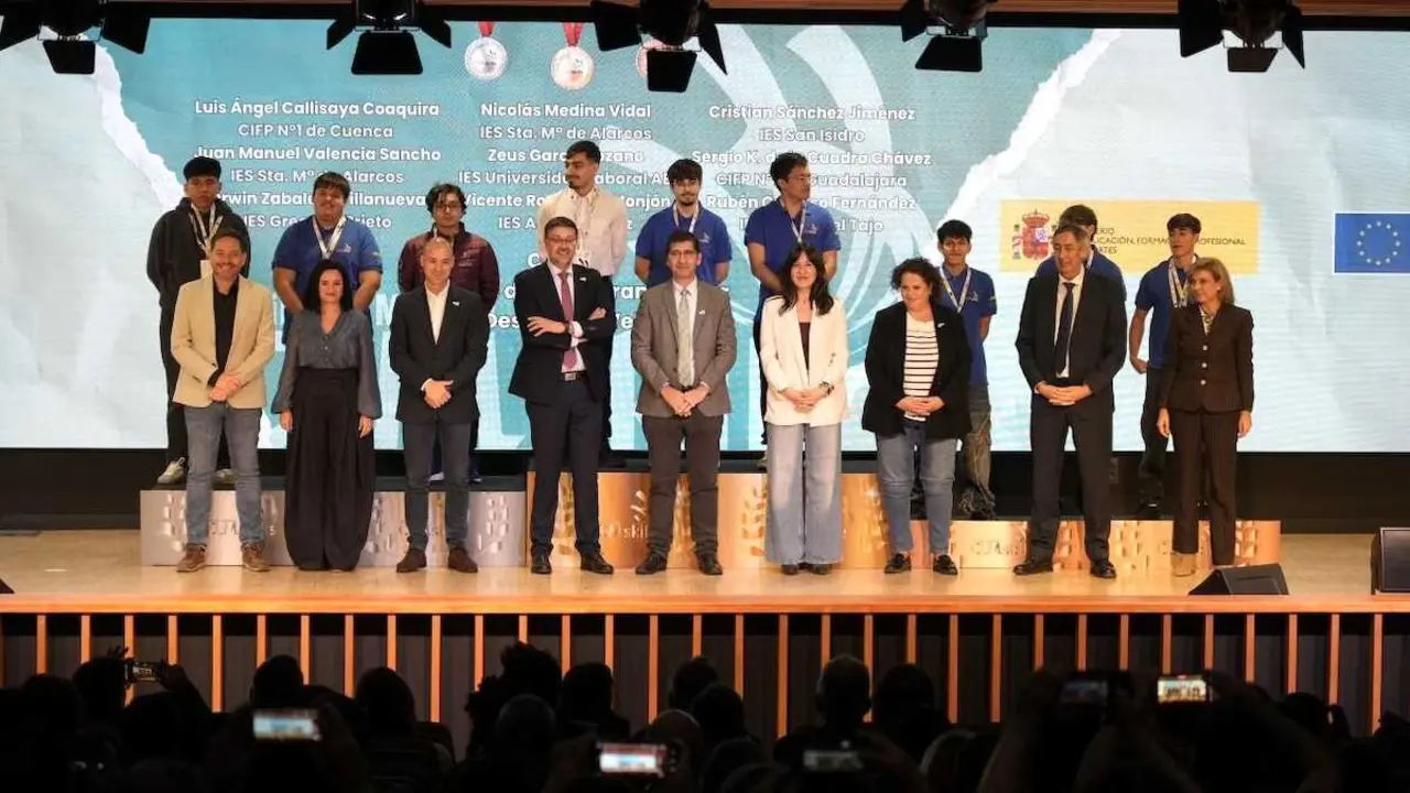 El vicepresidente segundo del Gobierno de Castilla-La Mancha, José Manuel Caballero, y el consejero de Educación, Cultura y Deportes, Amador Pastor, clausuran, en el IFEDI de Ciudad Real, CLM SKILLS 2025, el campeonato autonómico de Formación Profesional de Castilla-La Mancha