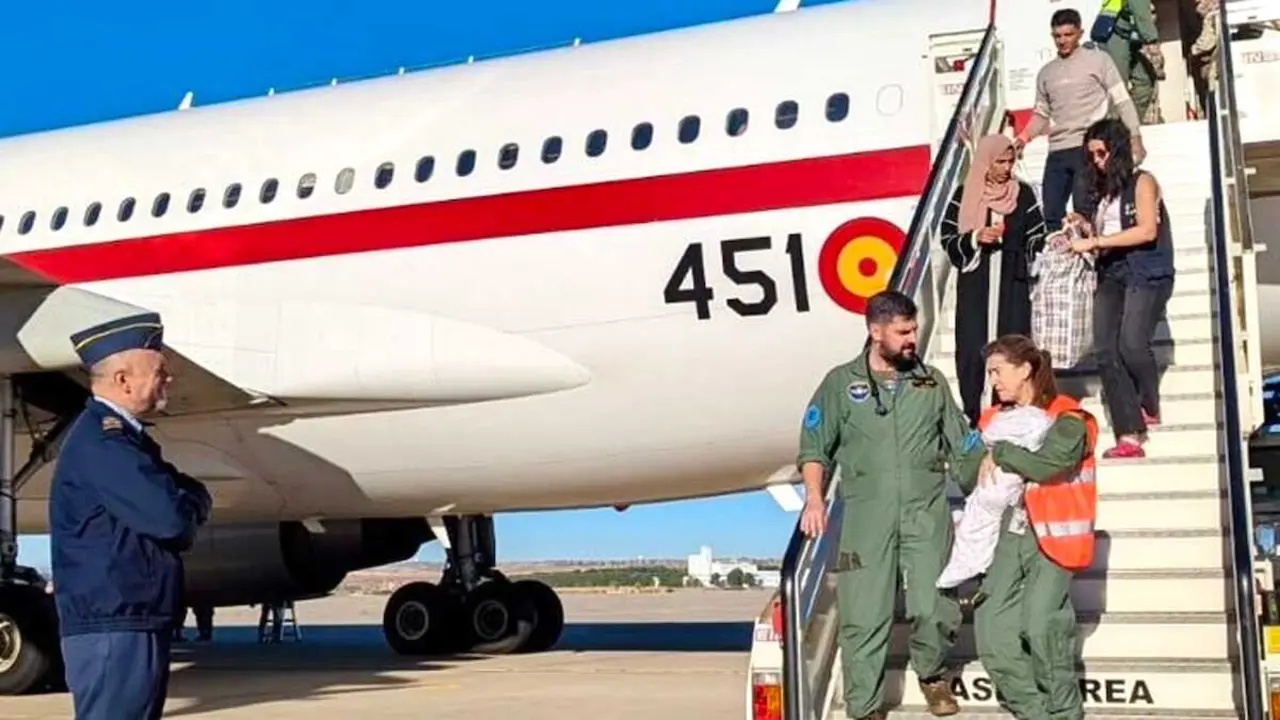 Los equipos médicos saliendo del avión junto a los pacientes y acompañantes evacuados de Gaza