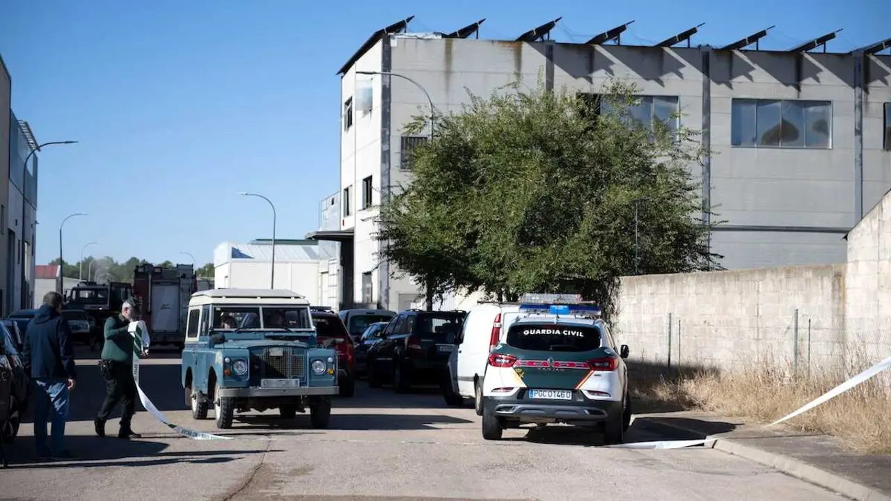 Tres personas han resultado heridas muy graves en una explosión registrada este lunes en una empresa de tratamiento de residuos sanitarios en Socuéllamos (Ciudad Real) - EFE/Jesús Monroy