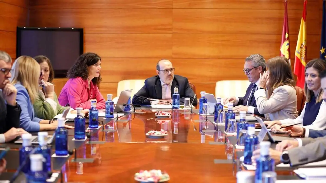 En la imagen un instante de la reunión de la Junta de Portavoces y Mesa de las Cortes de Castilla-La Mancha