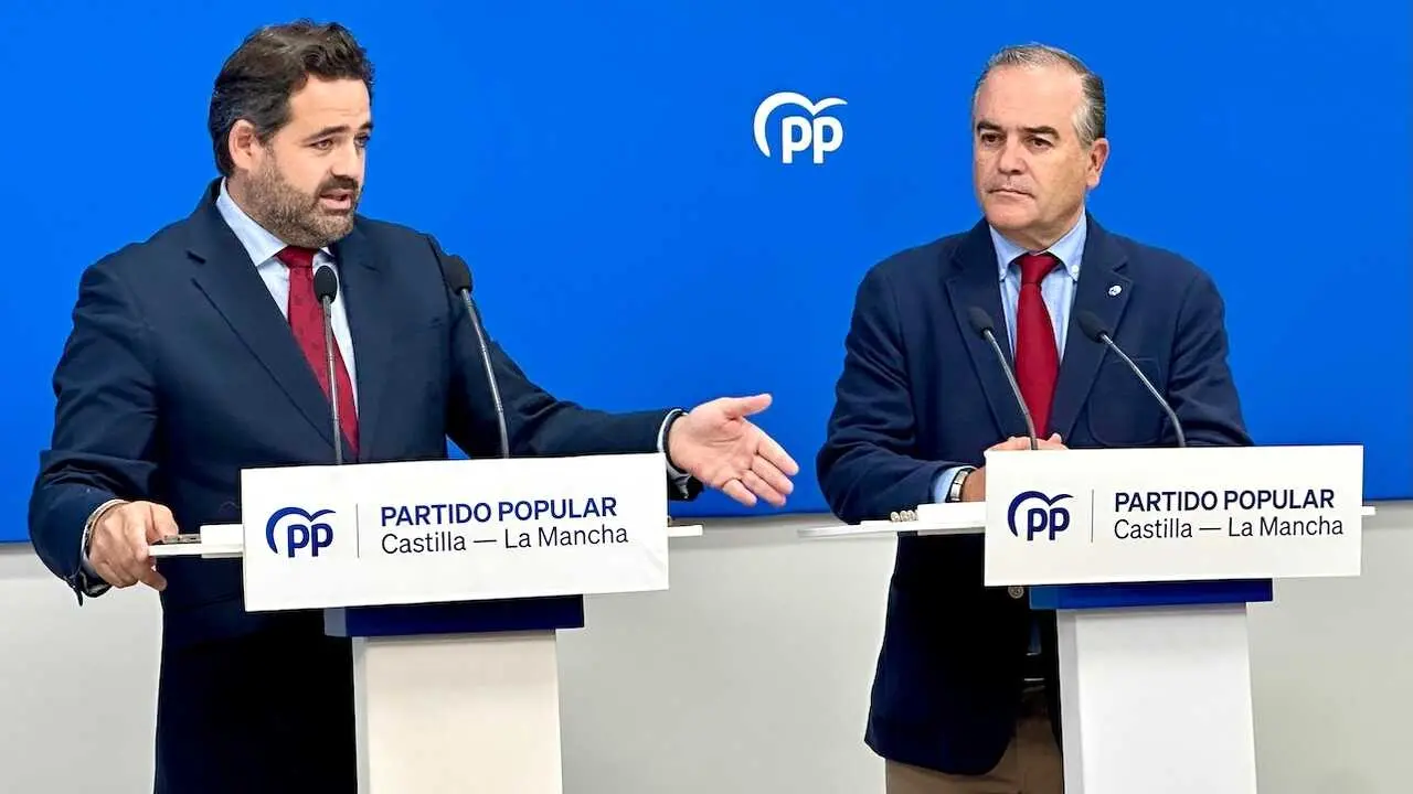 El presidente del PP de Castilla-La Mancha, Paco Núñez, este lunes en rueda de prensa junto al alcalde de Talavera de la Reina (Toledo), José Julián Gregorio