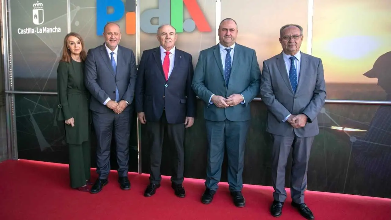 El vicepresidente primero, José Luis Martínez Guijarro, y el consejero de Hacienda, Administraciones Públicas y Transformación Digital, Juan Alfonso Ruiz Molina, han presentado en Toledo la Plataforma Agroalimentaria en Red – ‘PIDA'