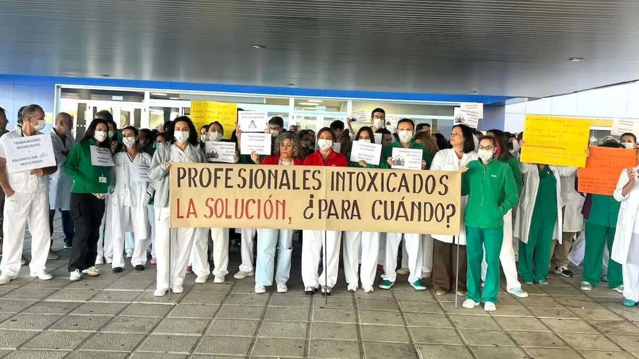 Un lunes más delegados y delegadas de prevención del Área Sanitaria de Toledo se han concentrado a las puertas del hospital exigiendo soluciones a las intoxicaciones en los laboratorios