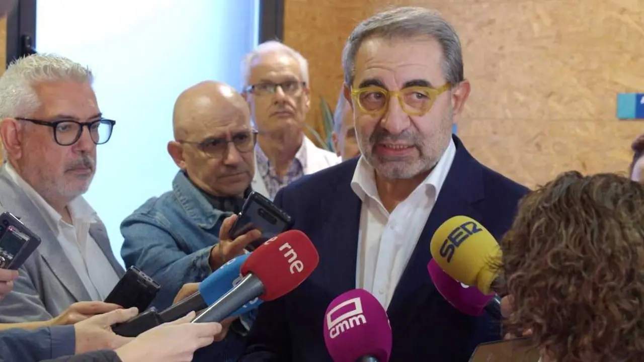 El consejero de Sanidad de Castilla-La Mancha, Jesús Fernández Sanz, atendiendo a los medios este lunes tras vacunarse contra la gripe y la COVID en un centro de salud de Toledo