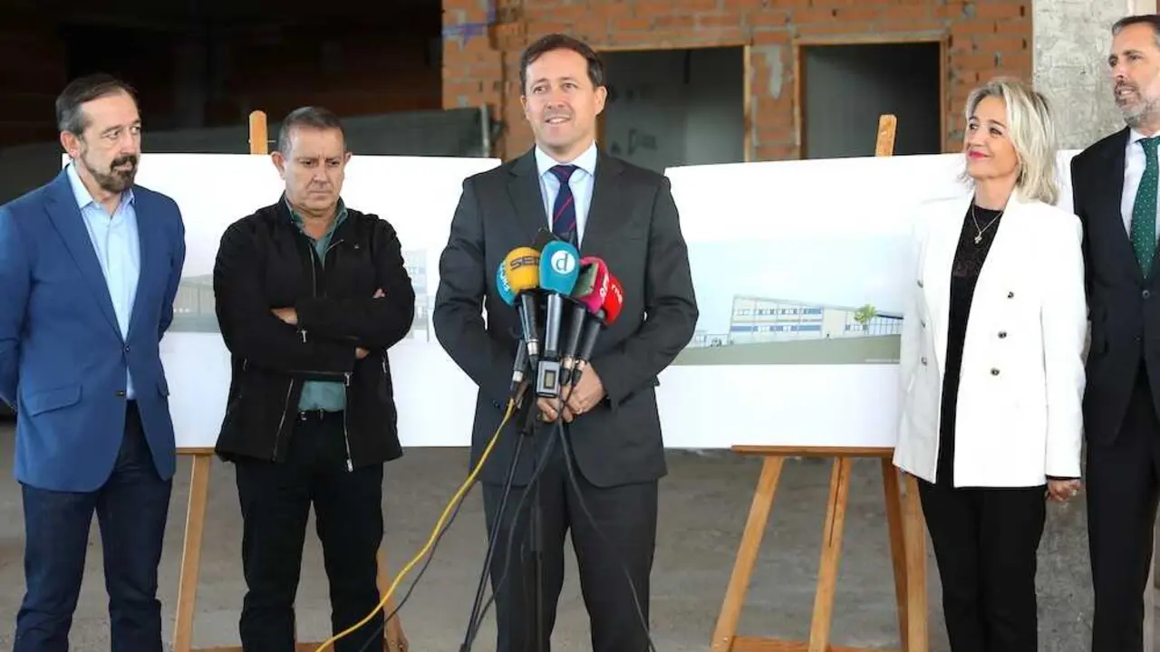El alcalde de Toledo, Carlos Velázquez, y la vicealcaldesa, Inés Cañizares, presentan el proyecto del futuro cuartel de la Policía Local