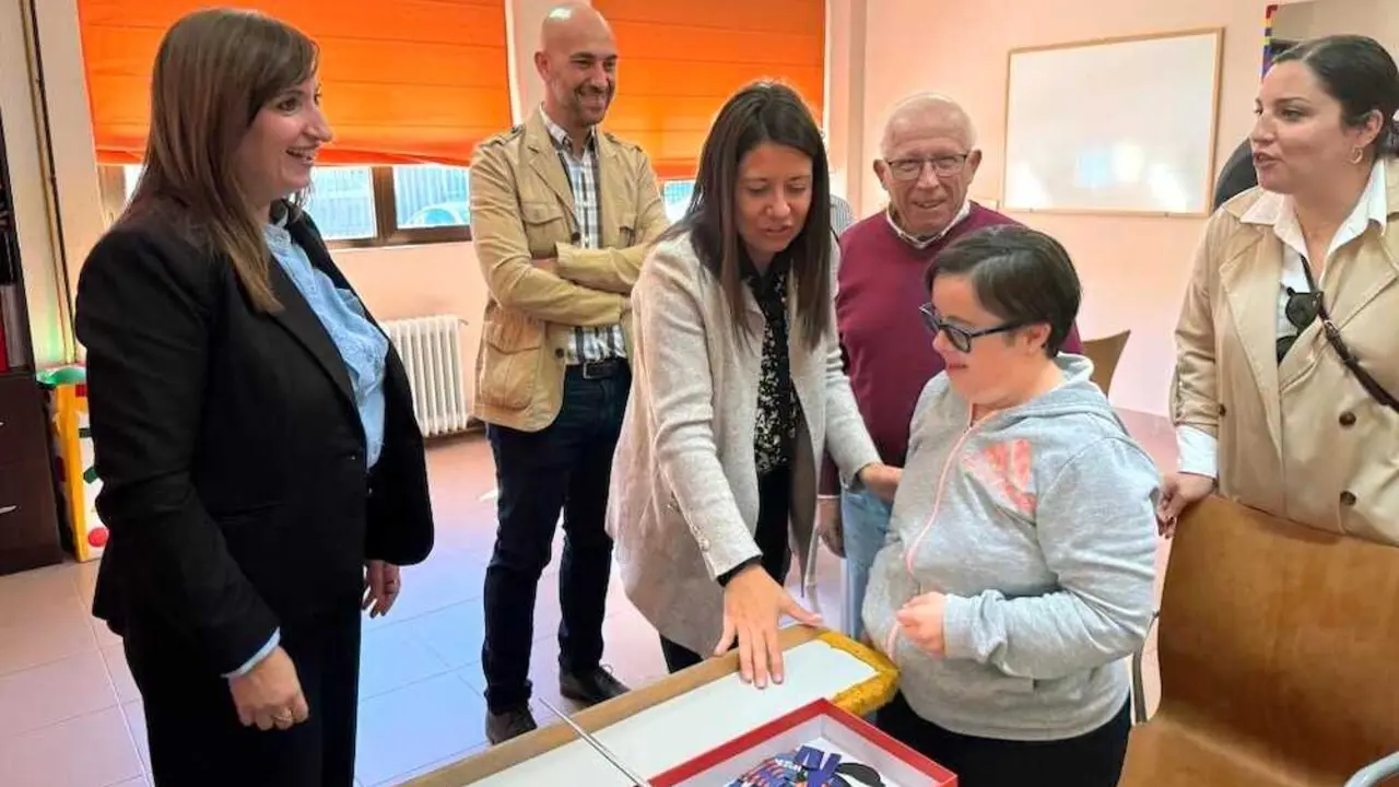 La consejera de Bienestar Social, Bárbara García Torijano, durante su visita al Centro Ocupacional y Centro de Día de Día 'Dr. José Portero' de Torrijos (Toledo)