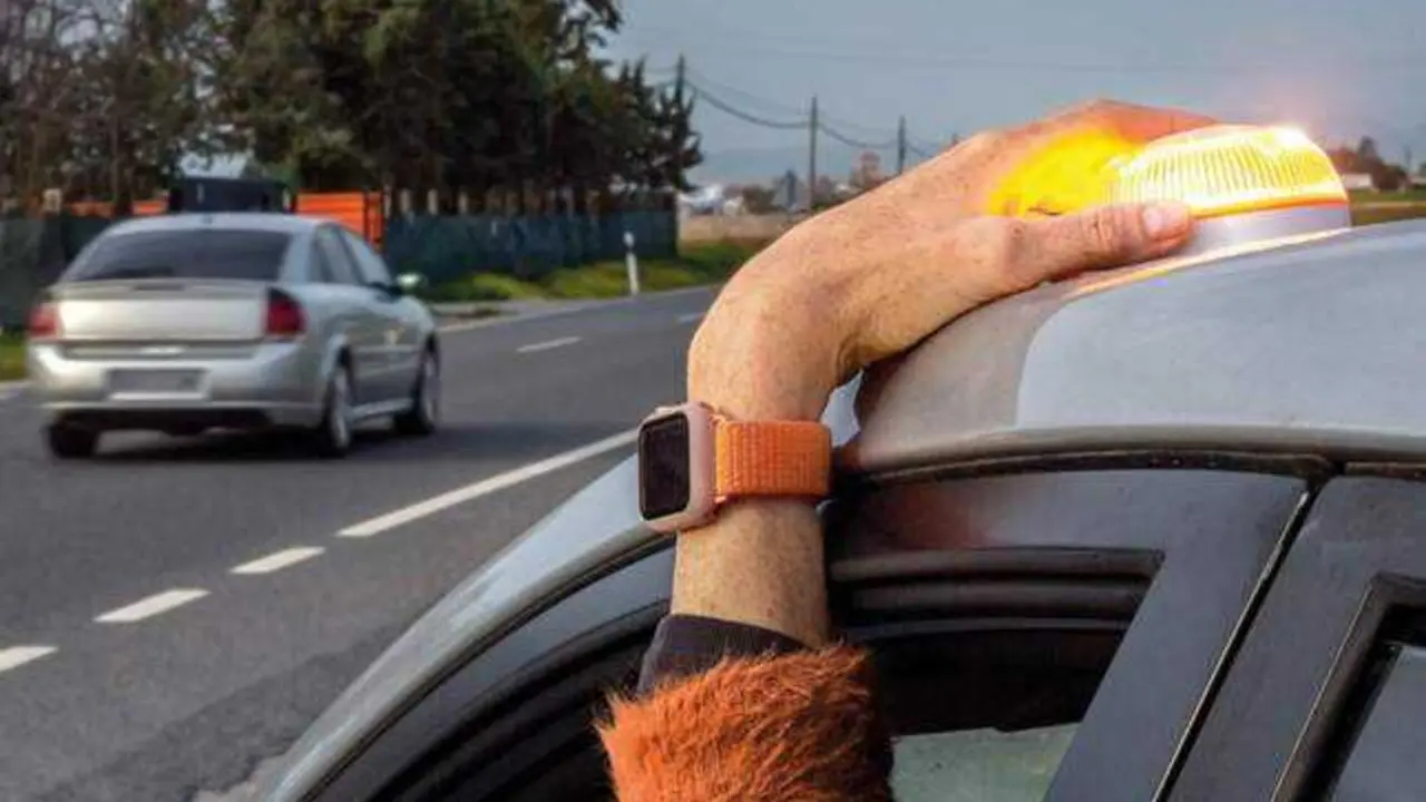 La DGT despide los triángulos de preseñalización: así es el V16 que los sustituye