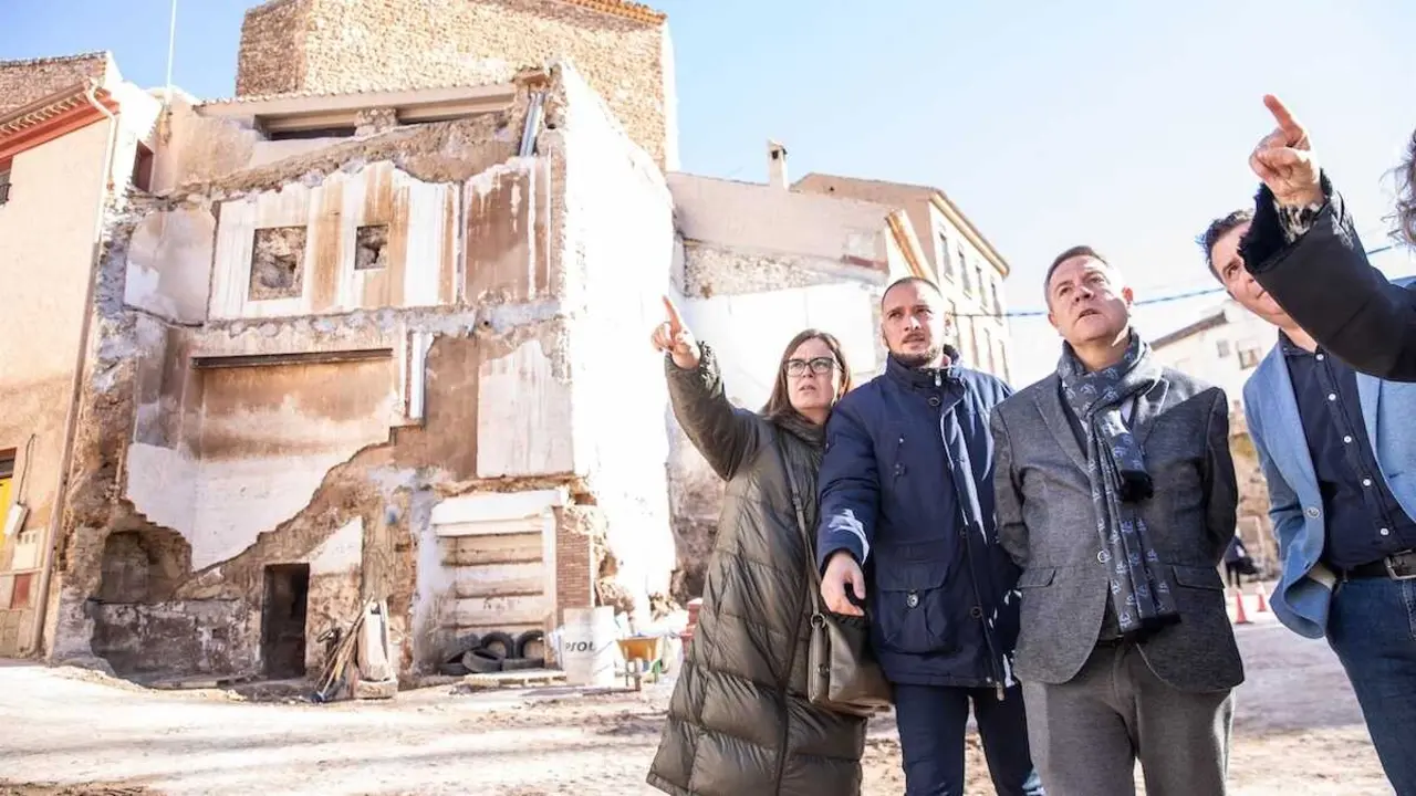 En la imagen de archivo el presidente de Castilla-La Mancha, Emiliano García-Page, en una visita a las obras de reconstrucción de Letur (Albacete)