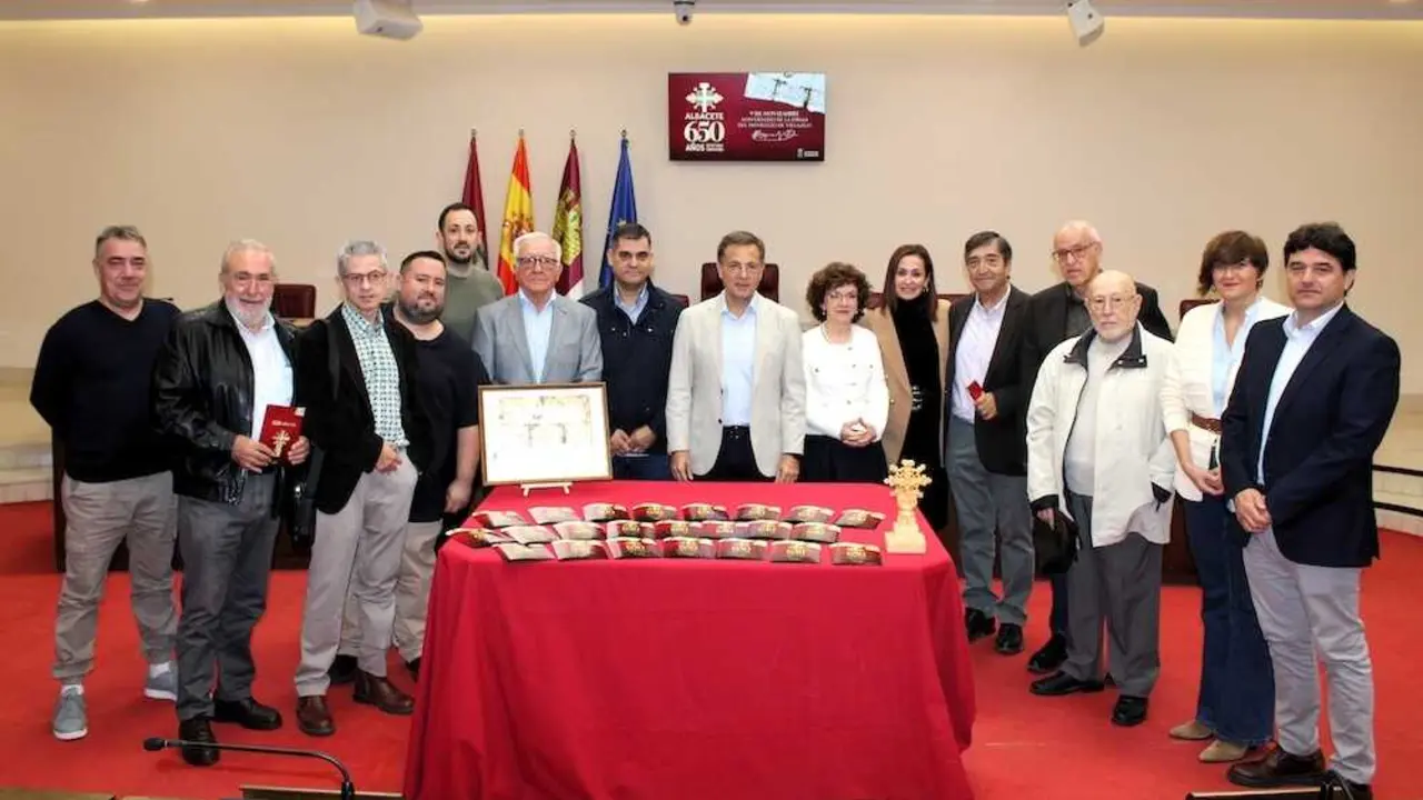 El alcalde de Albacete, Manuel Serrano, ha presentado este miércoles en el salón de plenos del Ayuntamiento los actos conmemorativos del 650 aniversario de la firma del Privilegio de Villazgo